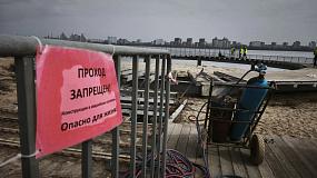 Аварийные пирсы начали сносить на Петровской набережной Воронежа